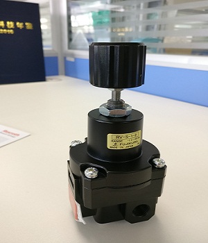 自力可調(diào)式減壓閥構(gòu)造參數(shù)，來(lái)控制閥門(mén)的開(kāi)度
